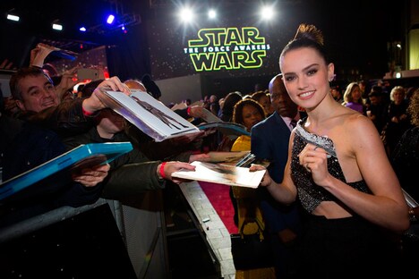 ファンサービスを行うデイジー・リドリー。