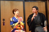 大喜利コーナーにて、杉山泰一（右）の回答に拍手を送る北川景子（左）。