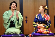 大喜利コーナーにて、無事回答できて安堵の表情を見せる北川景子（右）。