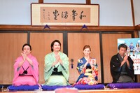 「“笑い納め“の・ようなもの」イベントにて、三本締めをする登壇者たち。