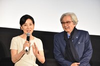 五郎丸歩に“日本の母”と呼ばれ、照れる吉永小百合（左）。