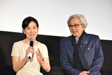五郎丸歩に“日本の母”と呼ばれ、照れる吉永小百合（左）。