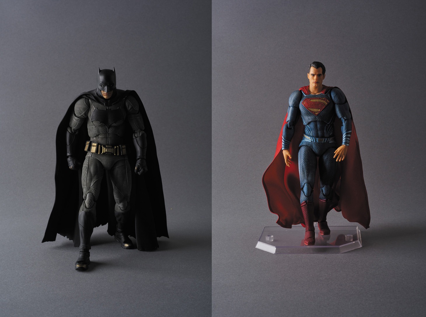 左からMAFEX BATMAN(TM)、MAFEX SUPERMAN(TM)。