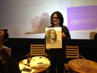 韓国にて行われた岩井俊二のトークショーの様子。