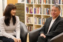 左から綾瀬はるか、カズオ・イシグロ。