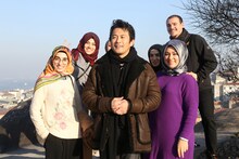 ヴァリデハンにて現地の女子大生たちと交流する内野聖陽（中央）。(c)2015 Ertugrul Film Partners