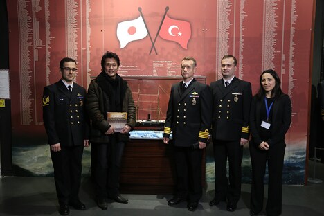 海事博物館を訪れた内野聖陽（中央左）。(c)2015 Ertugrul Film Partners