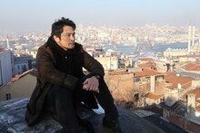 ヴァリデハンで屋上に上がった内野聖陽。(c)2015 Ertugrul Film Partners