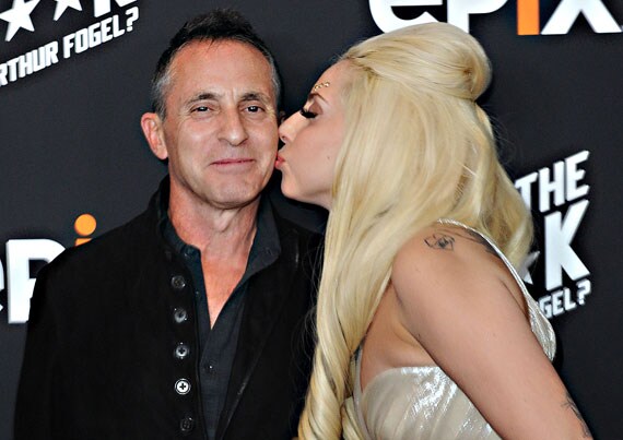 レディー・ガガを栄光へ導いた男とは？“ショービズ界の帝王”に迫る記録映画