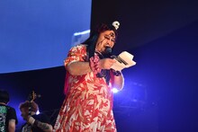 女子高生・じゅんこの劇中衣装で登場した皆川猿時。