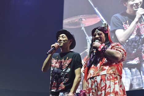 左から宮藤官九郎、皆川猿時。