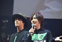 左から桐谷健太、神木隆之介。