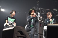 2015年12月「COUNTDOWN JAPAN 15/16」にて。左から清野菜名、桐谷健太、神木隆之介。