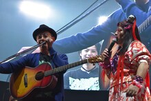 左から向井秀徳、皆川猿時。