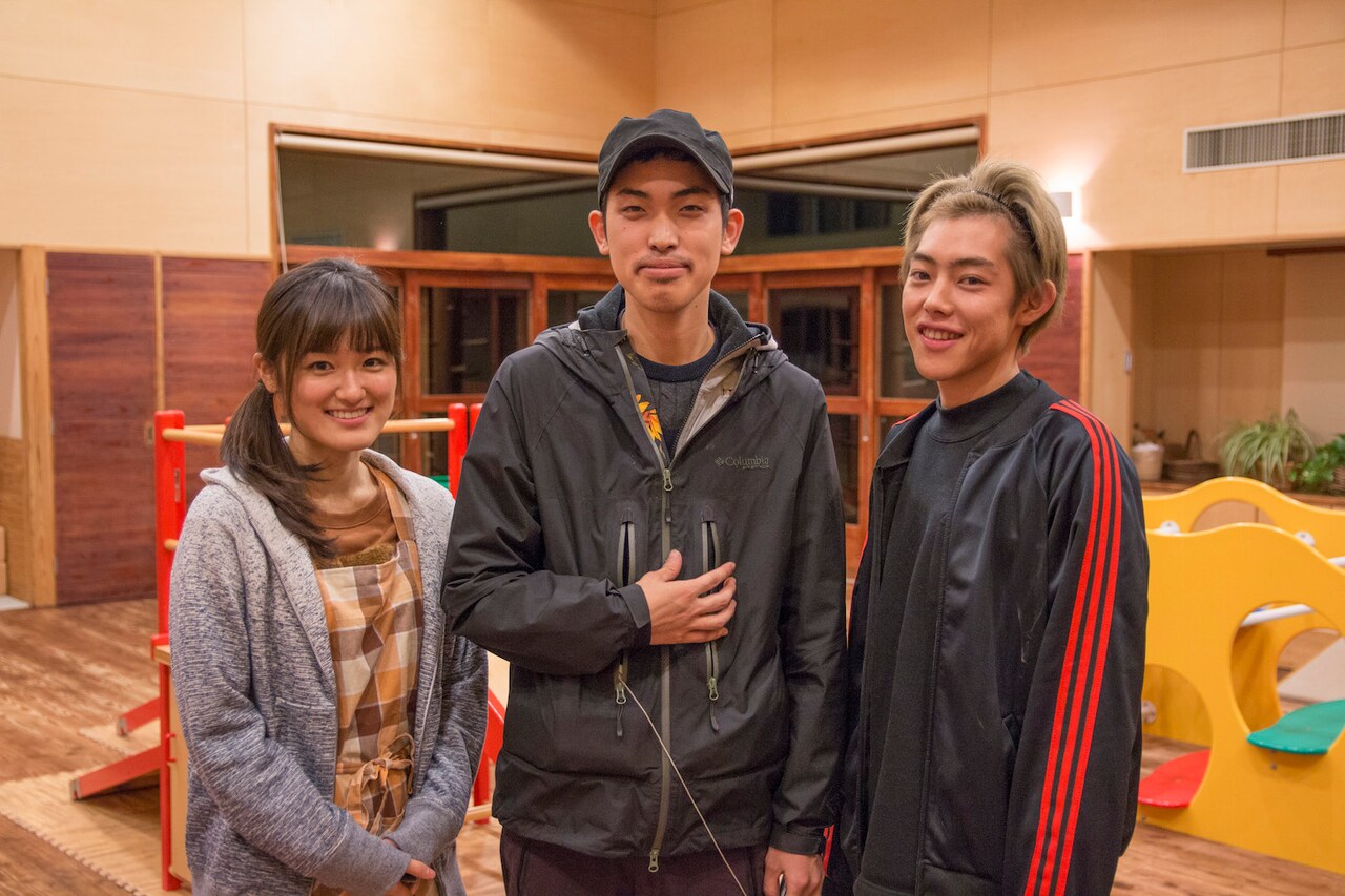 「ハッピーアイランド」撮影現場にて。左から大後寿々花、渡邉裕也、吉村界人。(c)2015 ExPerson All Rights Reserved.