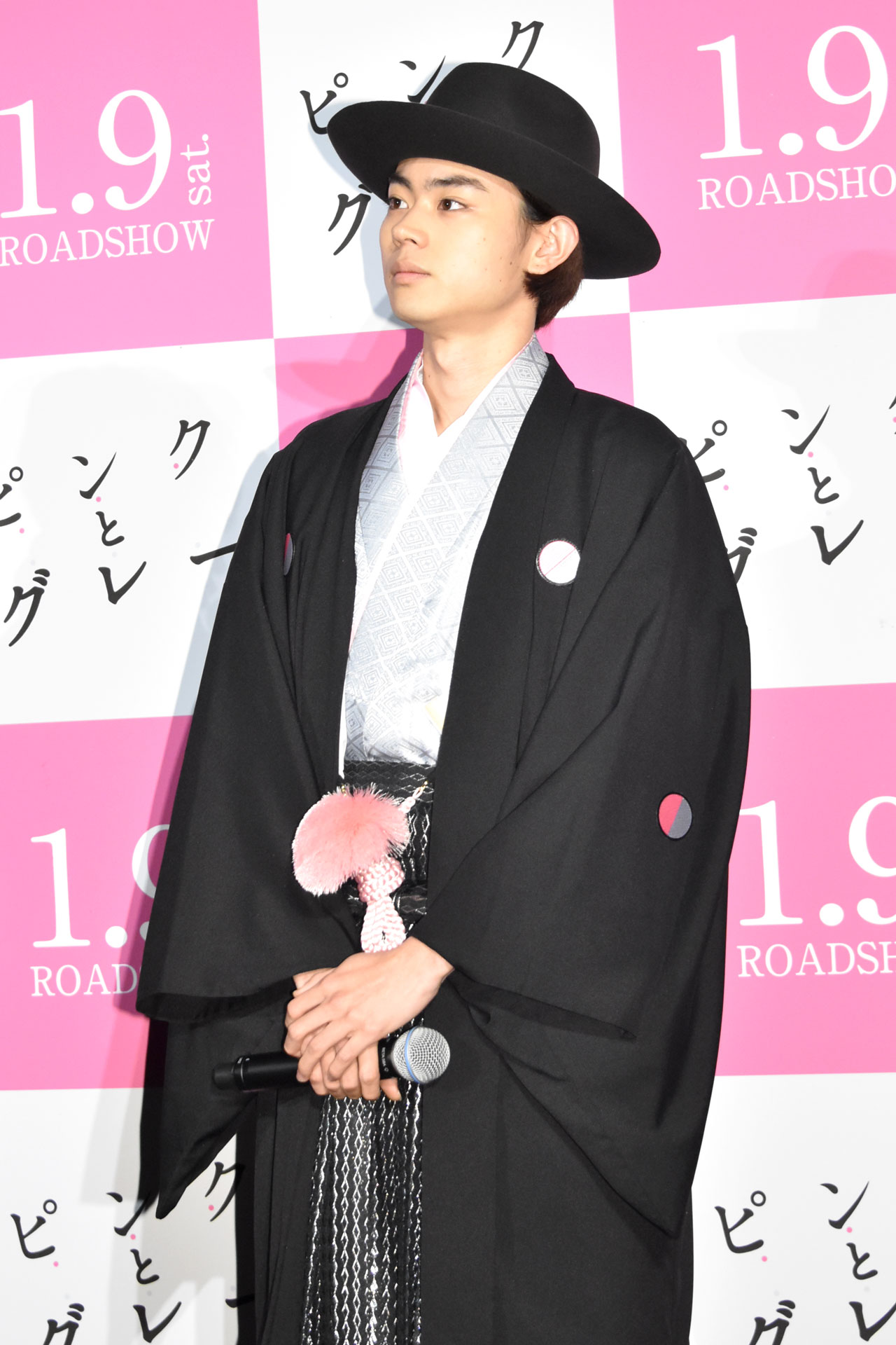 紋付き袴を身にまとって登壇した菅田将暉。