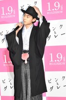 紋付き袴を身にまとって登壇した菅田将暉。