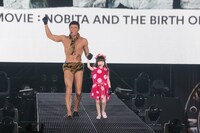 「WRESTLE KINGDOM 10 in 東京ドーム」に現れた小島よしお（左）とエヴァちゃん（右）。