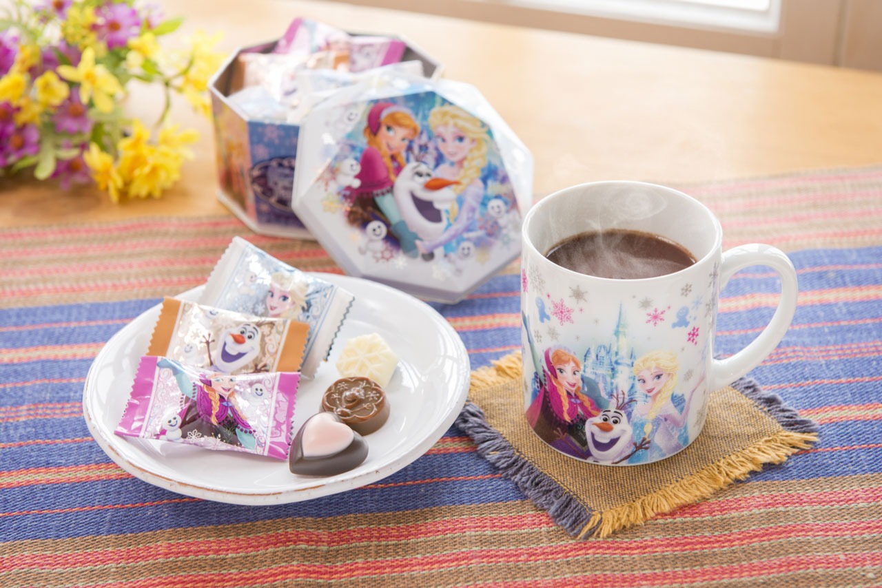 「アナとエルサのフローズンファンタジー」限定アソーテッド。チョコレート（左・850円）、マグ（右・1500円）。