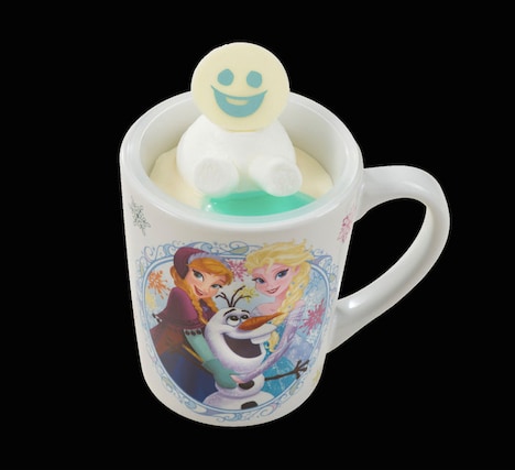 「アナとエルサのフローズンファンタジー」限定オレンジ風味のミルクムース、スーベニアカップ付き（720円）。