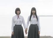 「少女」より、左から本田翼、山本美月。