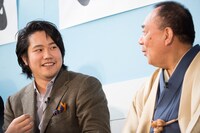 左から松山ケンイチ、三遊亭小遊三。