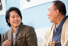 左から松山ケンイチ、三遊亭小遊三。