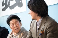 左から内海桂子、松山ケンイチ。