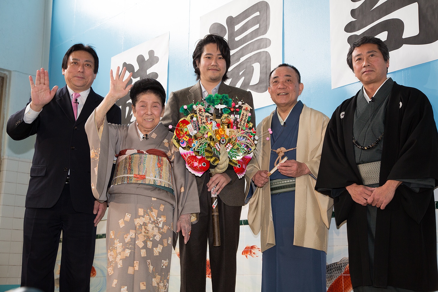 「の・ようなもの のようなもの」トークイベントの様子。左から伊藤克信、内海桂子、松山ケンイチ、三遊亭小遊三、杉山泰一。
