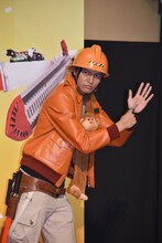 お決まりの6号ポーズを決めた長濱慎。