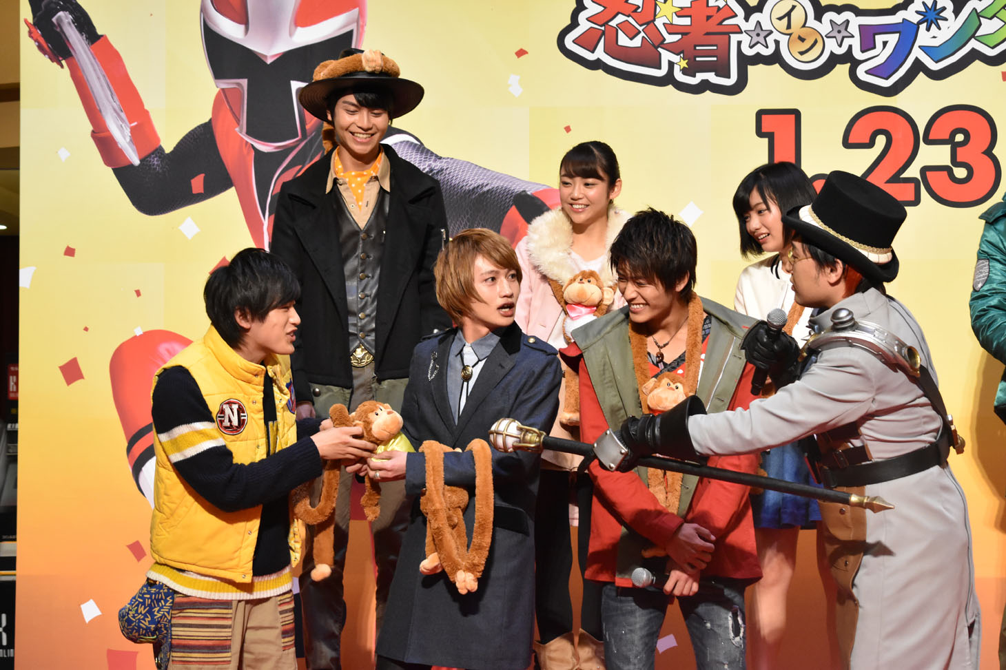 サルのぬいぐるみに巻かれていたスカーフがとれてしまい、中村嘉惟人と松本岳が直していると、すかさず山里亮太から「誰もリーダーの話聞いてないんだけど！」とツッコミ。