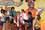 「手裏剣戦隊ニンニンジャーVSトッキュウジャー THE MOVIE 忍者・イン・ワンダーランド」完成披露イベントの様子。