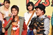 前列左から西川俊介、山里亮太。