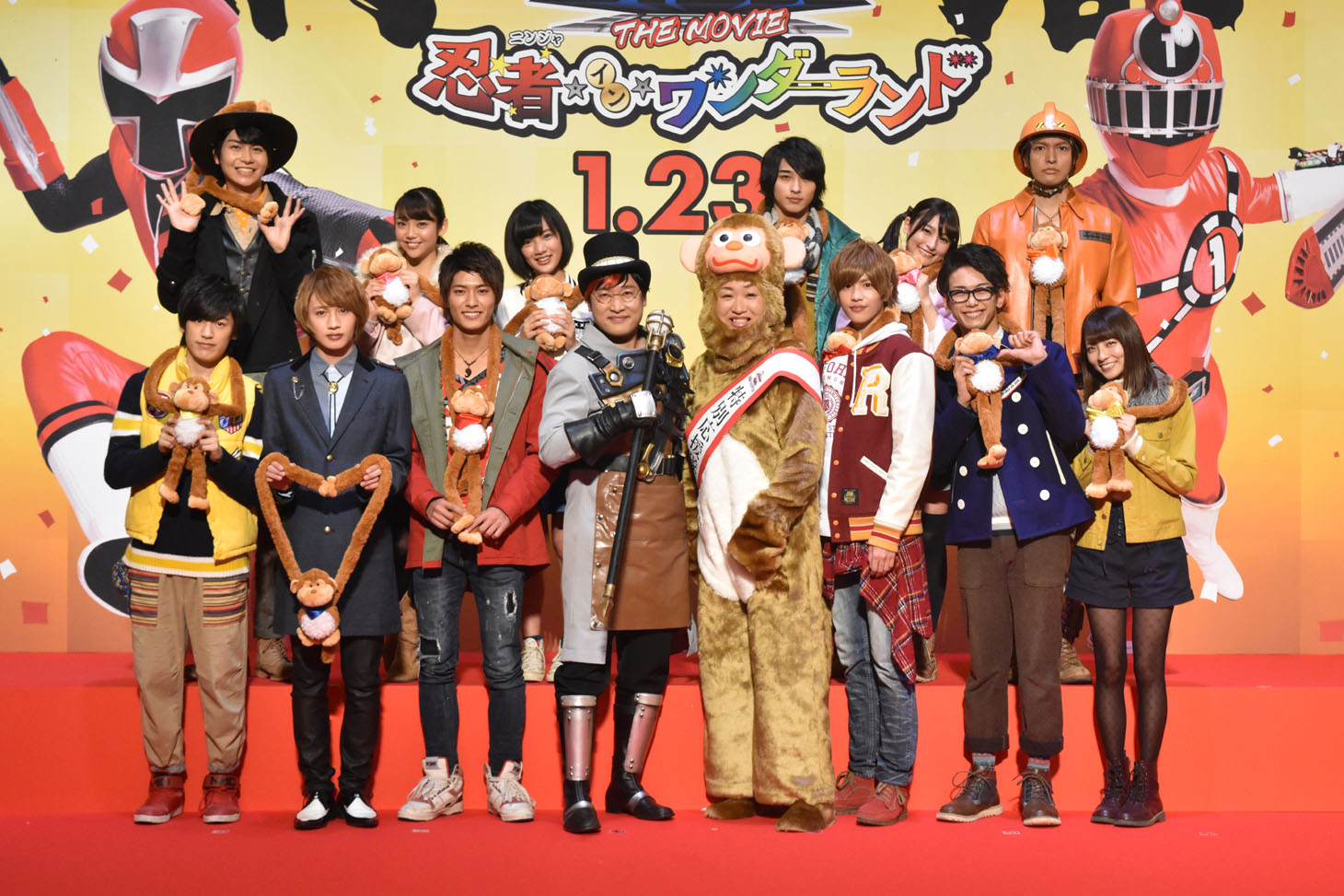「手裏剣戦隊ニンニンジャーVSトッキュウジャー THE MOVIE 忍者・イン・ワンダーランド」完成披露イベントの様子。