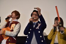 長濱慎演じる明が舞台挨拶に参加できない代わりに、ヘルメットやハーモニカ、誘導棒を持参したトッキュウジャーチーム。