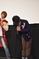 名乗りを見せる平牧仁。