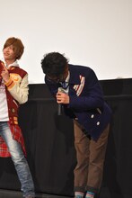 名乗りを見せる平牧仁。