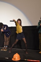 名乗りを見せる梨里杏。