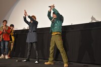 左から松本岳、横浜流星。