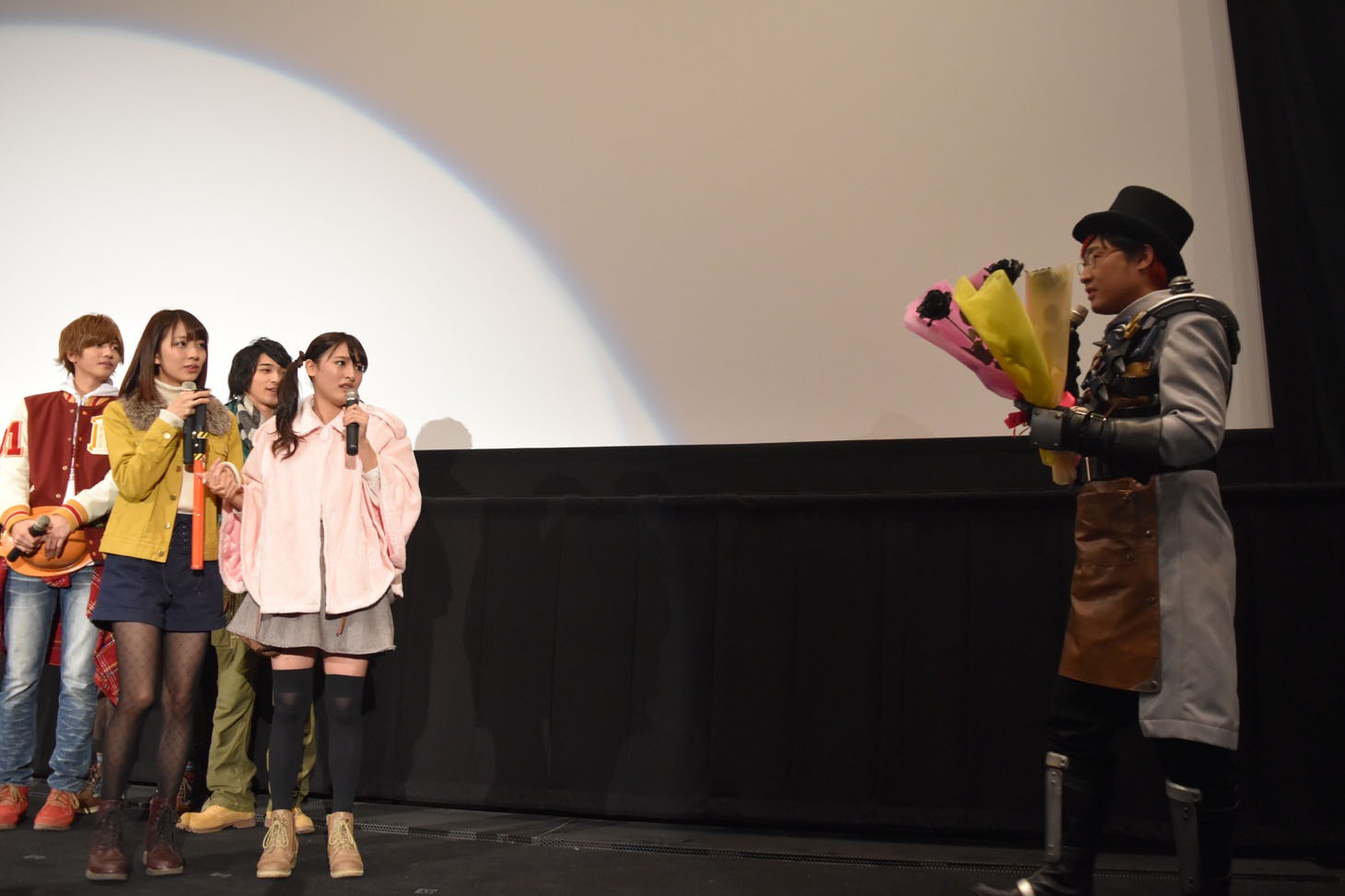 花を手にした山里亮太だが、なぜか女性陣から距離を開けられてしまう。