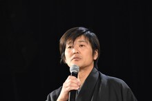 監督の松山博昭。