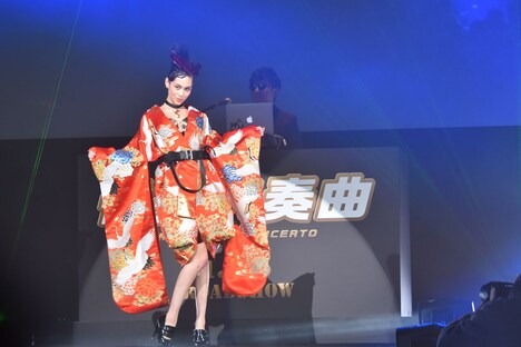 堂々としたウォーキングを披露する、市役の水原希子。