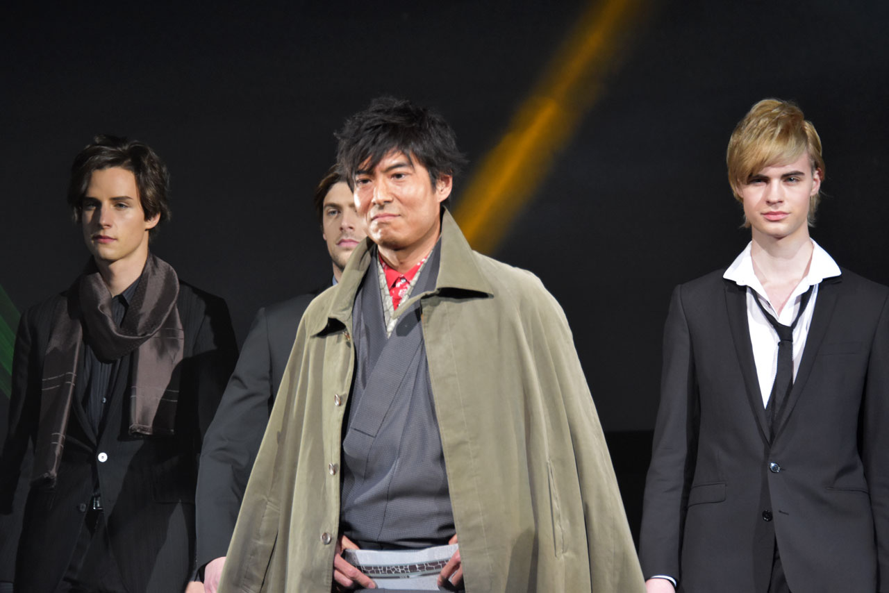 柴田勝家役の高嶋政宏（中央）。外国人男性モデルを引き連れて登場。