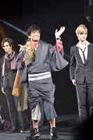 外国人男性モデルを引き連れて歩く高嶋政宏。