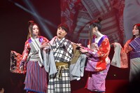 花魁風の女性とともに登場した濱田岳。