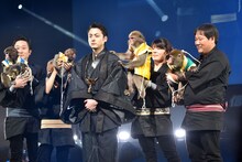 羽柴秀吉役の山田孝之（中央）。猿まわしを引き連れて登場。