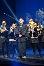 山田孝之（中央）