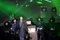 戦国武士を従えて歩く向井理。