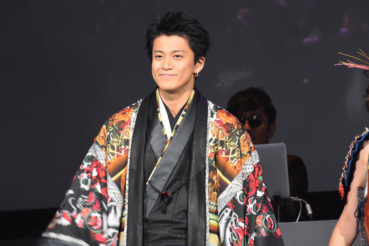 ランウェイを歩く、サブロー役の小栗旬。