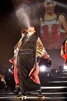 水を吹く小栗旬。